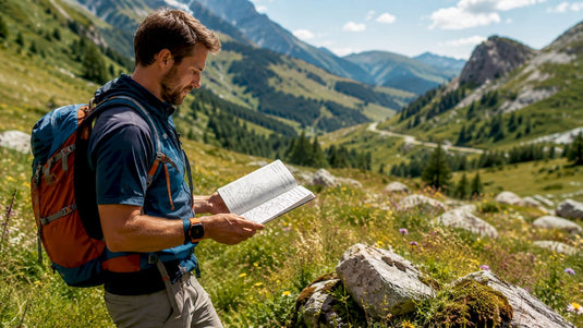 Erfahrener Geocacher auf der Suche nach einer herausfordernden Dose im tiefen Wald.