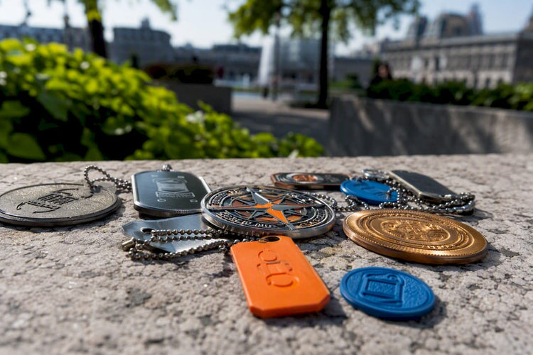 Trackables Kosten: Was Travel Bugs und Geocoins wirklich kosten - CacheWerk