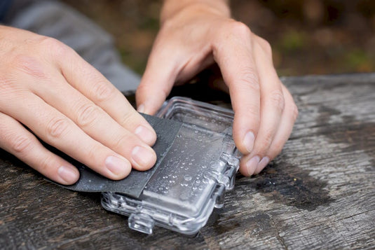 Handnasses Schleifen eines PETG-Geocache-Gehäuses