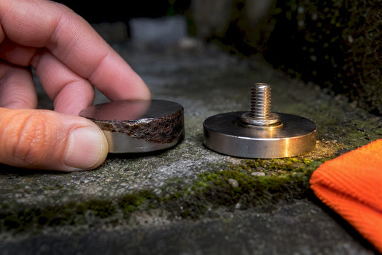 Rostige Magnetkante neben der Gewindebefestigung