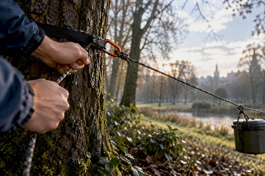Der hängende Cache wird vom gespannten Seil getragen