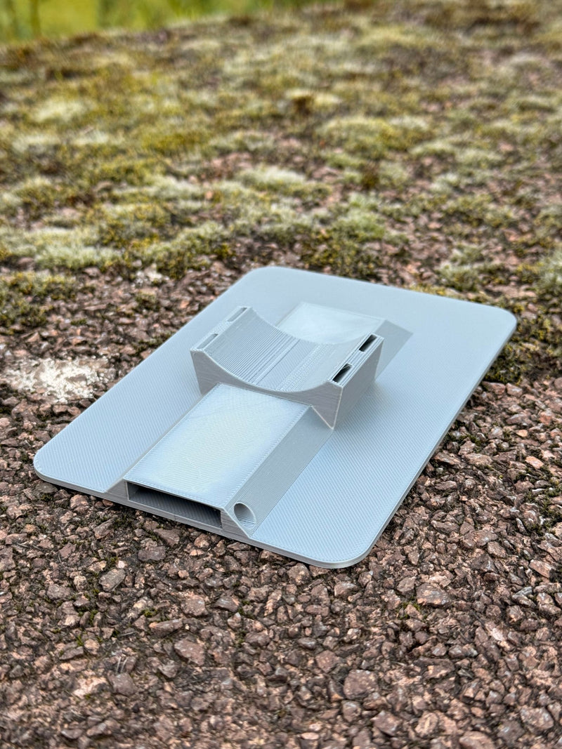 Load image into Gallery viewer, Anpassbares Geocaching Versteck „Fake Wasserschild“ – dein individuelles Tarnversteck mit Pfostenhalter | Unsichtbar im Stadtbild | CacheWerk - CacheWerk
