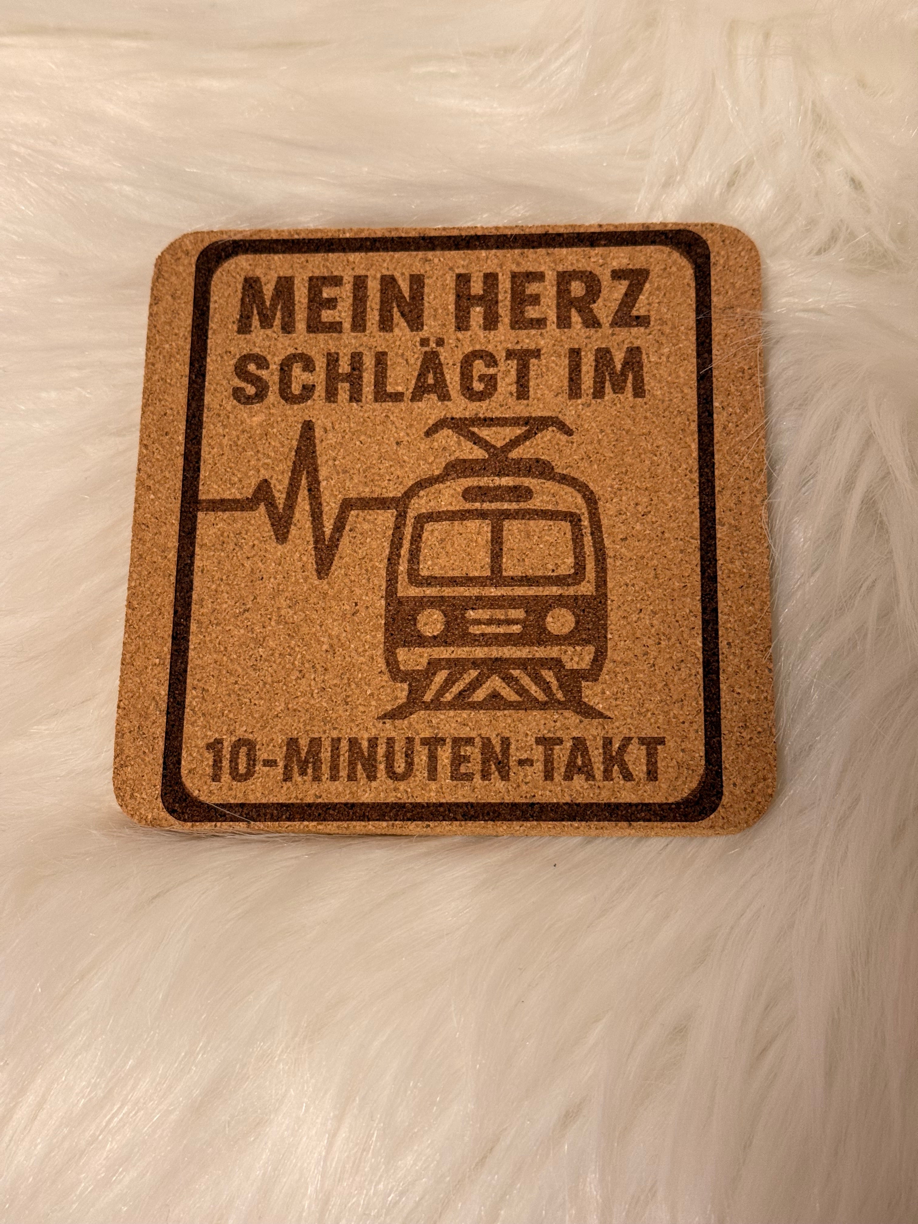 Gravierte Untersetzer für Bahn- & Straßenbahn-Fans | Kork 6 mm oder Schiefer | Personalisierte Geschenkidee für Lokführer, ÖPNV-Fans & Eisenbahnliebhaber