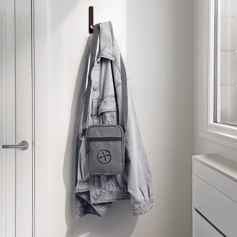 Laden Sie das Bild in Galerie -Viewer, 🎒 Crossbody Bag für Geocacher – mit Opencaching‑Logo - CacheWerk
