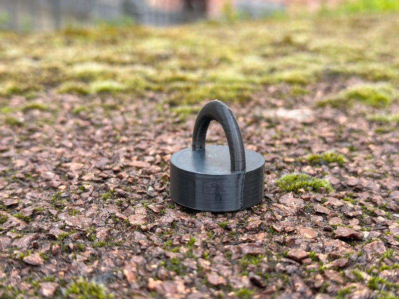 Load image into Gallery viewer, Geocaching screw-on lid with eyelet for PET containers – Hanging hiding place | Robust &amp; weatherproof | 2 pieces
