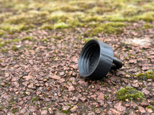 Geocaching screw-on lid with eyelet for PET containers – Hanging hiding place | Robust &amp; weatherproof | 2 pieces