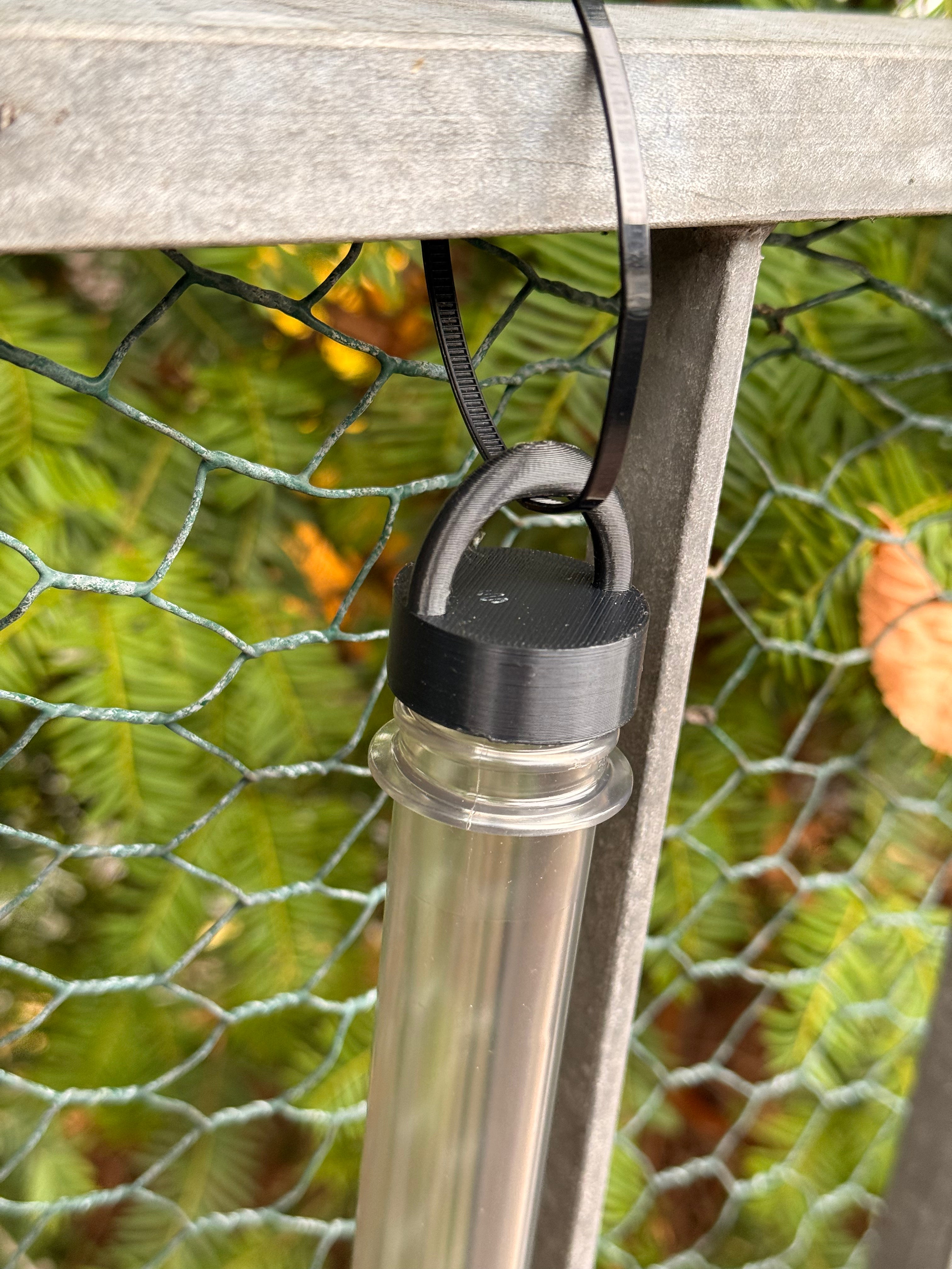 Geocaching Schraubdeckel mir Öse für PETlinge – Aufhängbares Versteck | Robust & wetterfest | 2 Stück