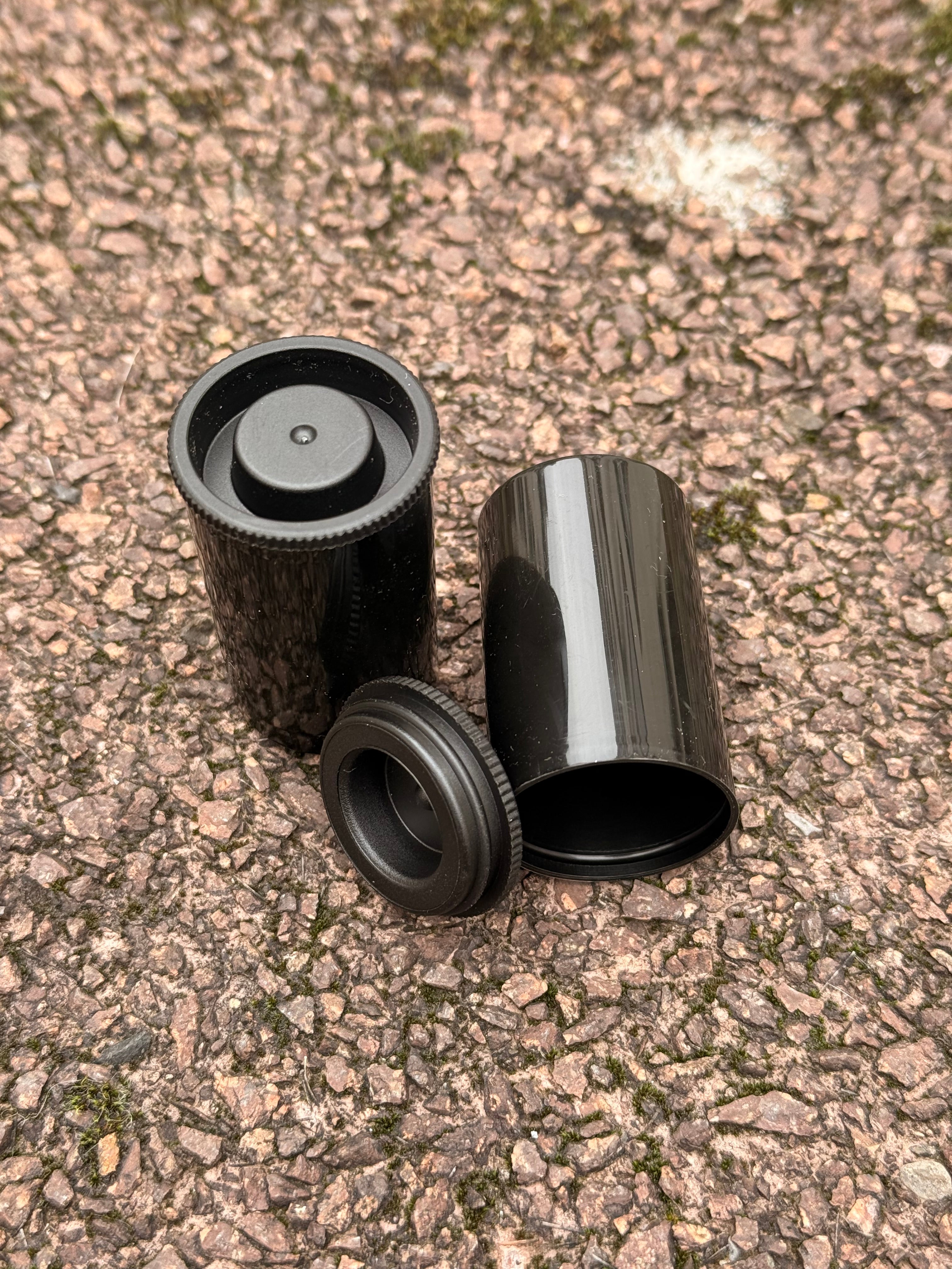 Geocaching Filmdose 32×48 mm – Wasserdichtes Versteck mit Deckel | Schwarz & robust