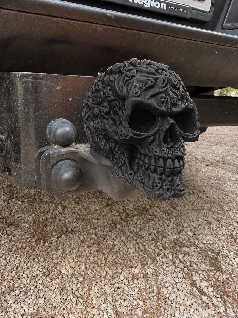 Load image into Gallery viewer, Totenkopf Anhängerkupplung Abdeckung für Autos und SUVs von CacheWerk.
