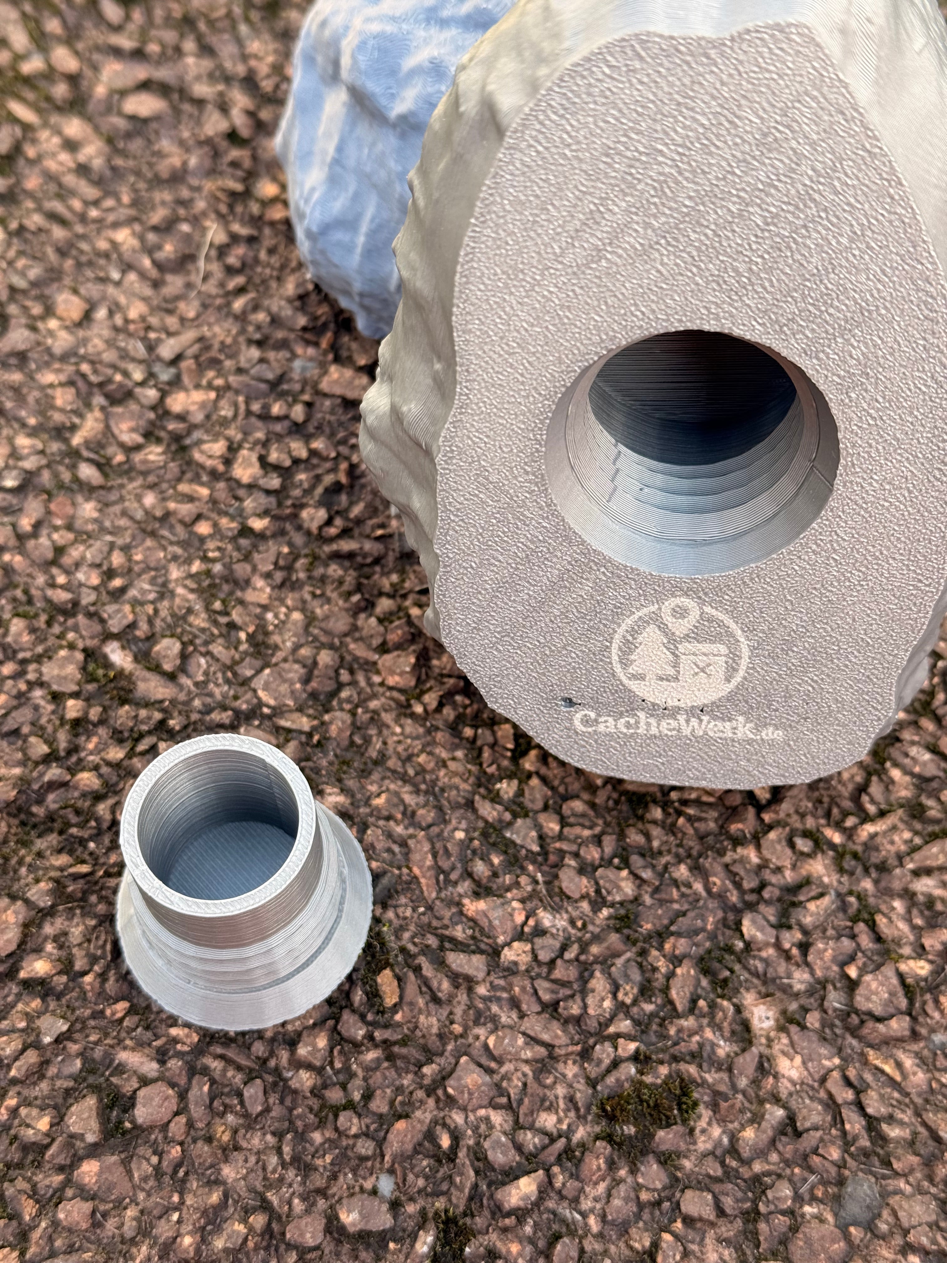 Steinatrappe – 3D-gedruckt in Grau mit Logbuchfach