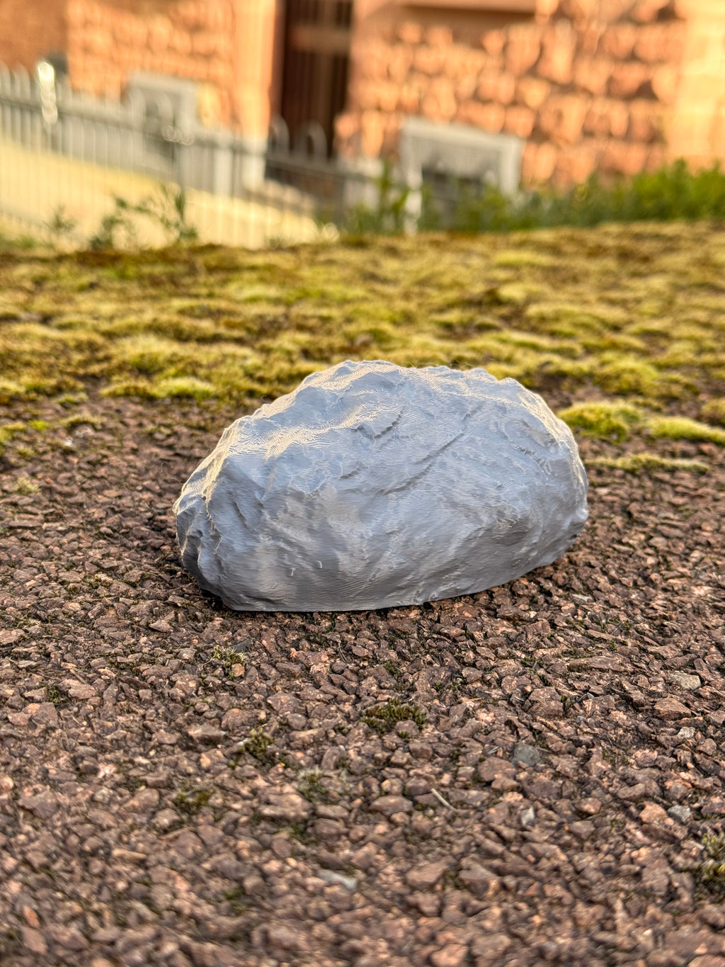 Steinatrappe – 3D-gedruckt in Grau mit Logbuchfach
