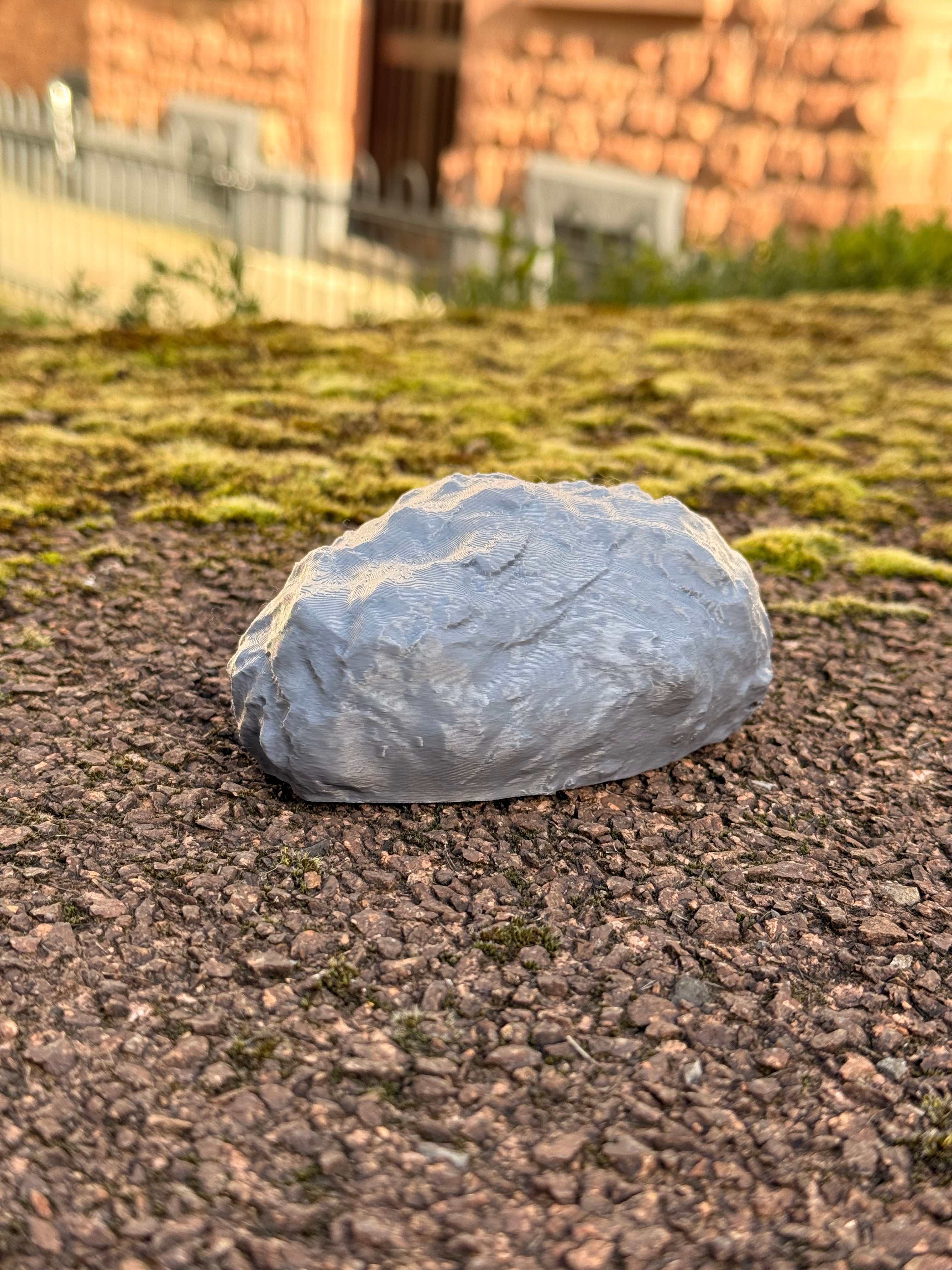 Steinatrappe – 3D-gedruckt in Grau mit Logbuchfach
