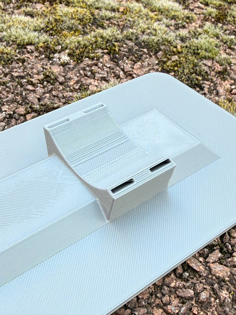 Load image into Gallery viewer, Anpassbares Geocaching Versteck „Fake Wasserschild“ – dein individuelles Tarnversteck mit Pfostenhalter | Unsichtbar im Stadtbild | CacheWerk - CacheWerk
