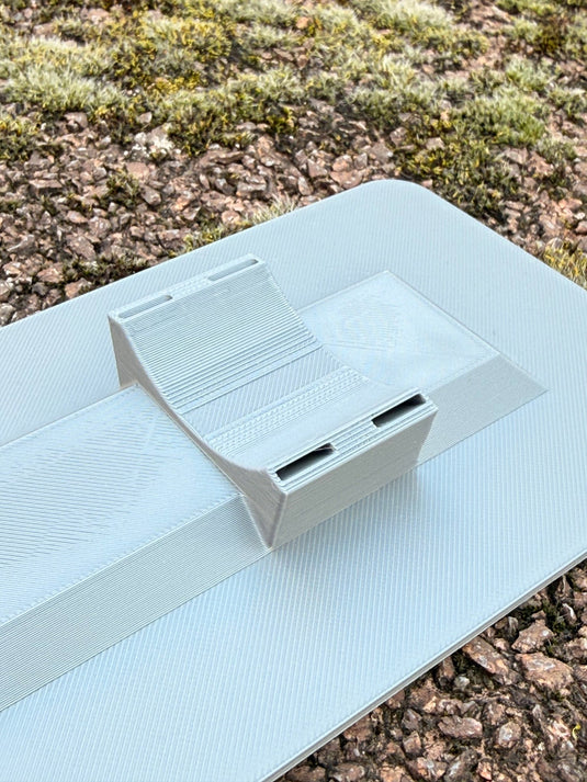 Anpassbares Geocaching Versteck „Fake Wasserschild“ – dein individuelles Tarnversteck mit Pfostenhalter | Unsichtbar im Stadtbild | CacheWerk - CacheWerk