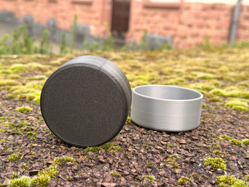 Laden Sie das Bild in Galerie -Viewer, Geocaching Pfostenkappe 60mm – Getarntes Versteck für PETlinge | Wetterfest &amp; unauffällig - CacheWerk
