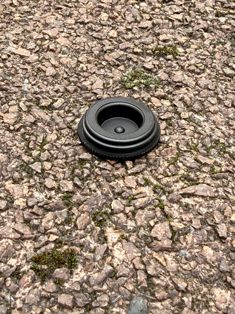 Load image into Gallery viewer, Geocaching Filmdose 32×48 mm – Wasserdichtes Versteck mit Deckel | Schwarz &amp; robust - CacheWerk
