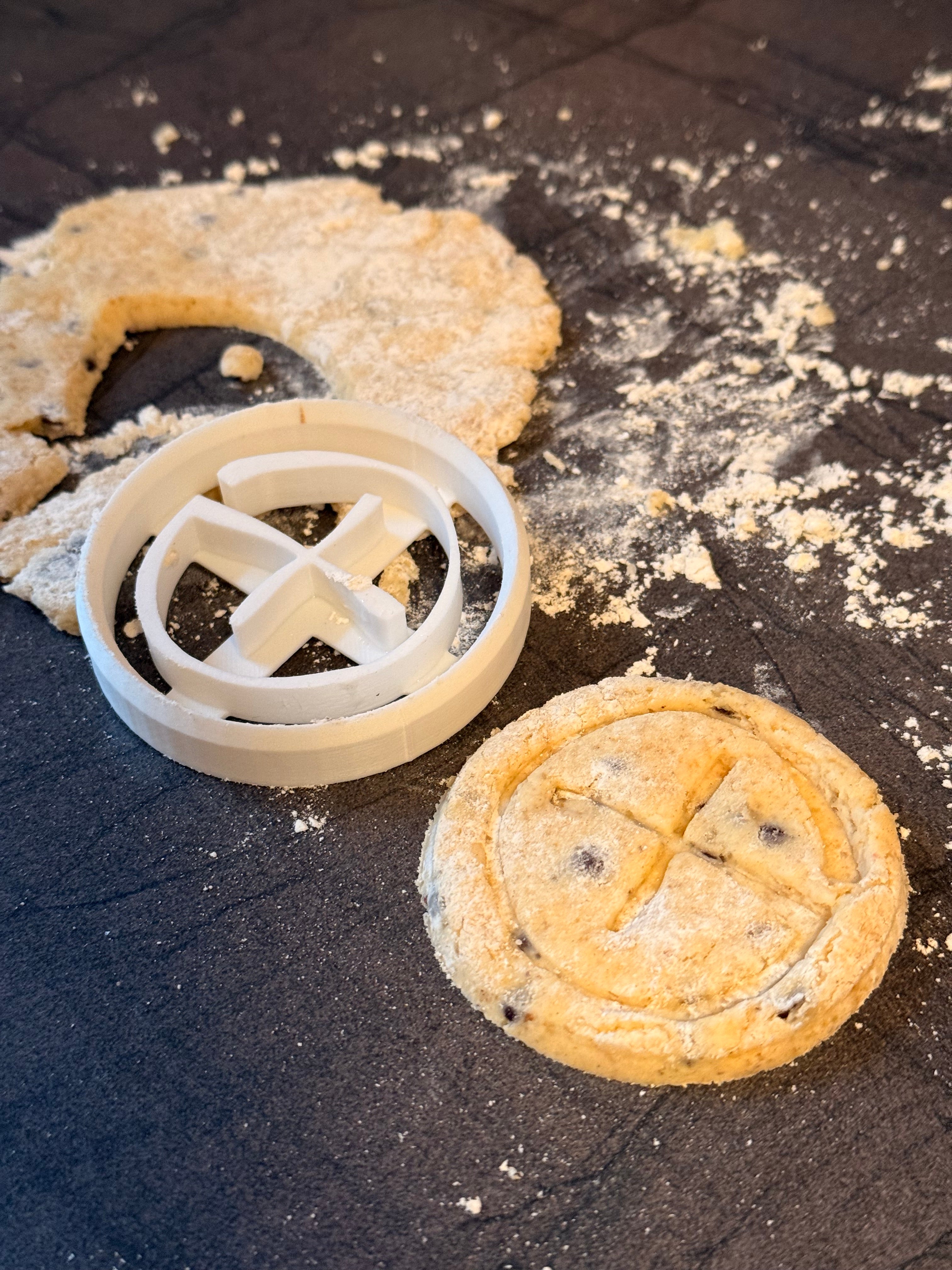 Geocaching Ausstechform 7cm aus PETG – Weiße Cookie Cutter Plätzchenform mit Logo
