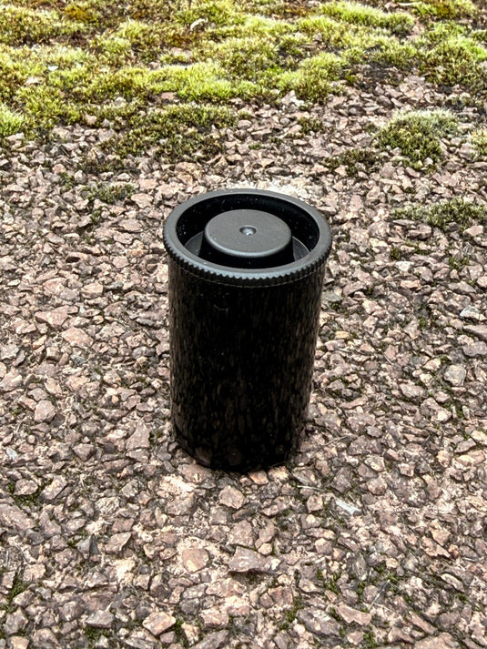 Geocaching Filmdose 32×48 mm – Wasserdichtes Versteck mit Deckel | Schwarz & robust - CacheWerk