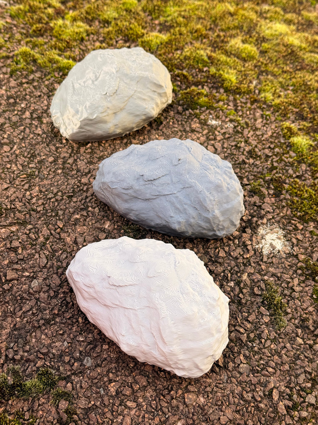 Steinatrappe – 3D-gedruckt in Grau mit Logbuchfach