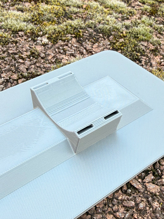 Geocaching Versteck „Fake Wasserschild“ – Urbanes Tarnversteck mit Pfostenhalter | Unsichtbar im Stadtbild | CacheWerk