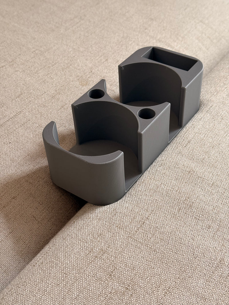 Laden Sie das Bild in Galerie -Viewer, Sofabutler PRO – 2 Getränke, Fernbedienung &amp; Stifte griffbereit | Getränkehalter für Sofa &amp; Couch
