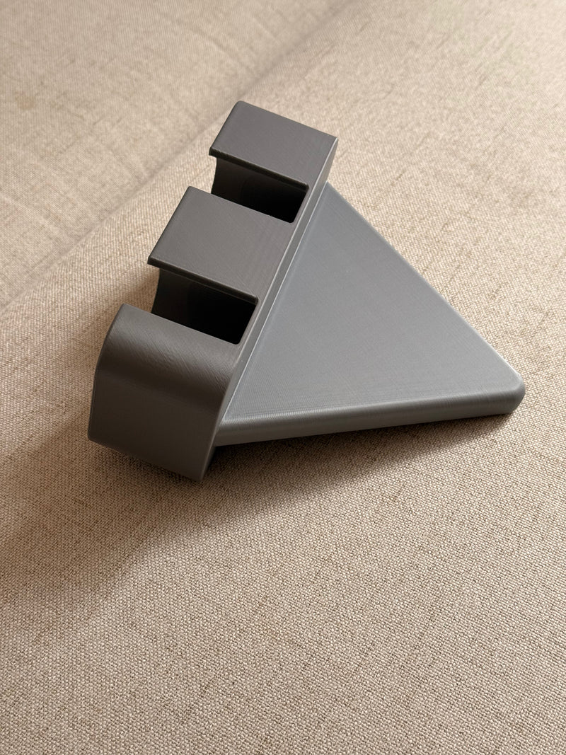 Laden Sie das Bild in Galerie -Viewer, Sofabutler PRO – 2 Getränke, Fernbedienung &amp; Stifte griffbereit | Getränkehalter für Sofa &amp; Couch
