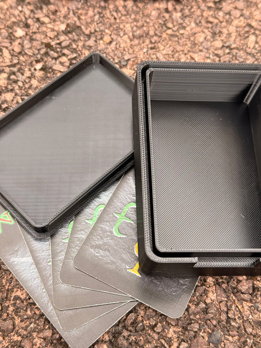 GameBox für Wizard – robuste Reisebox für Spielkarten von CacheWerk