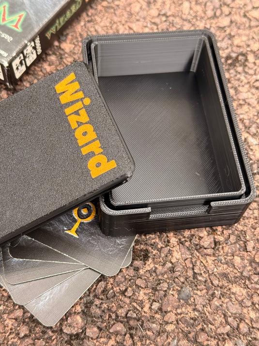 GameBox für Wizard – robuste Reisebox für Spielkarten von CacheWerk