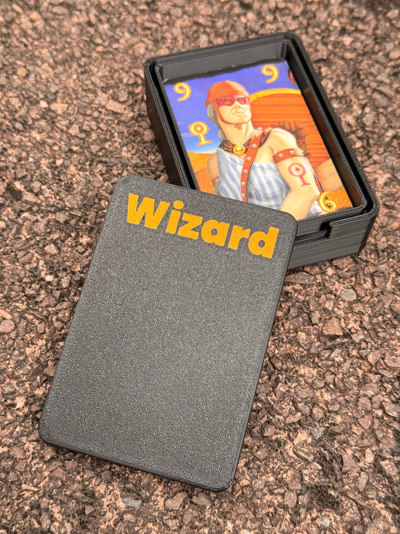 Chargez l'image dans la visionneuse de la galerie, GameBox für Wizard – robuste Reisebox für Spielkarten von CacheWerk
