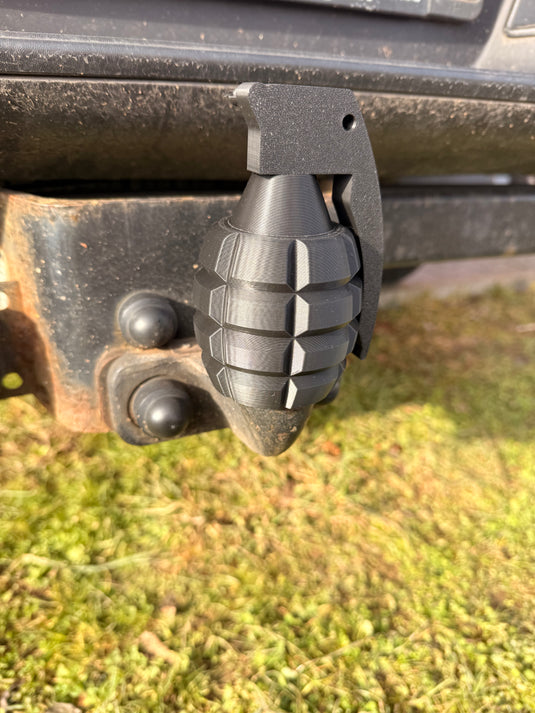 Anhängerkupplungsabdeckung im Handgranaten‑Design | Humorvolle Tow Hitch Cover | Auto Zubehör | Geschenk für Autofans