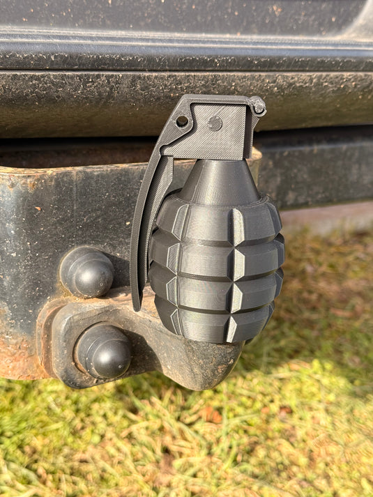 Anhängerkupplungsabdeckung im Handgranaten‑Design | Humorvolle Tow Hitch Cover | Auto Zubehör | Geschenk für Autofans