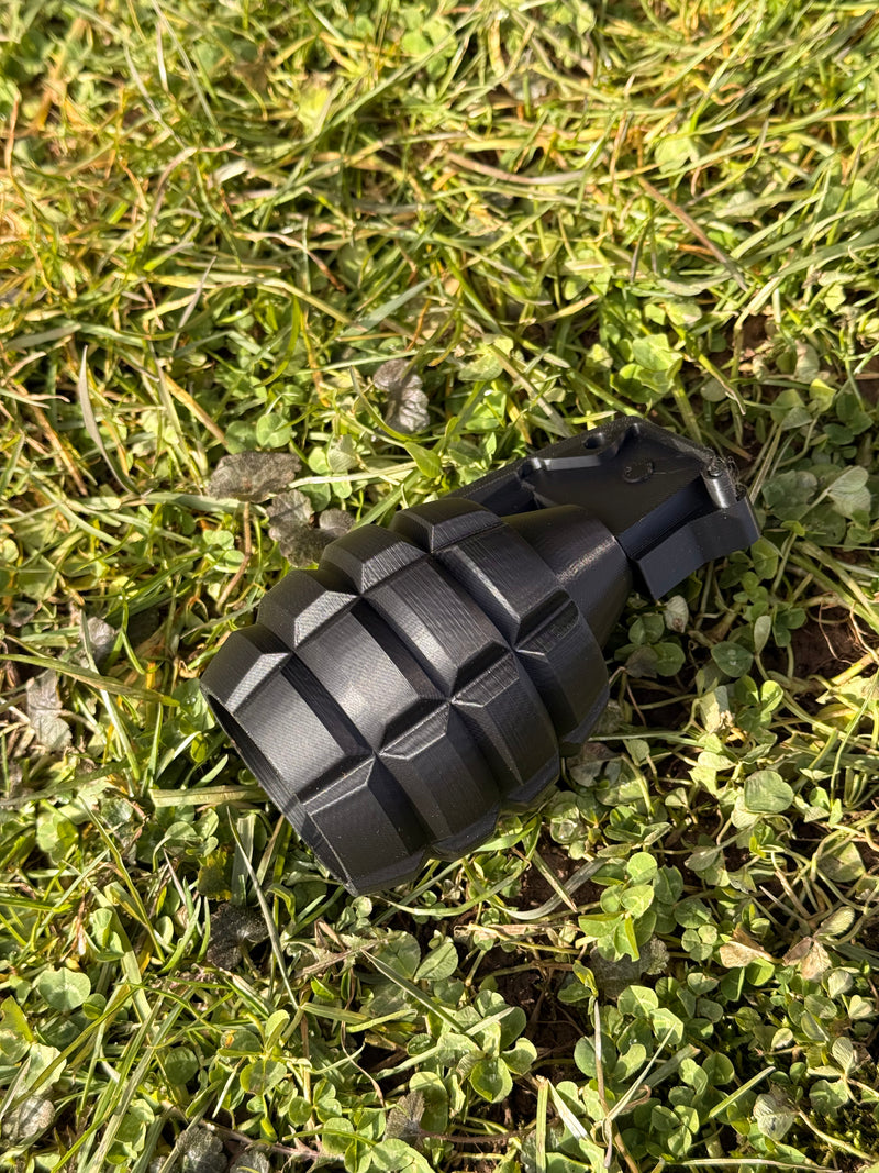 Load image into Gallery viewer, Anhängerkupplungsabdeckung im Handgranaten‑Design | Humorvolle Tow Hitch Cover | Auto Zubehör | Geschenk für Autofans
