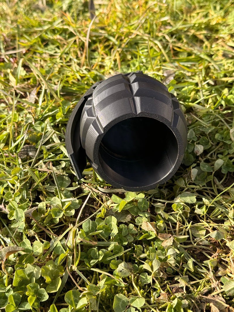 Load image into Gallery viewer, Anhängerkupplungsabdeckung im Handgranaten‑Design | Humorvolle Tow Hitch Cover | Auto Zubehör | Geschenk für Autofans
