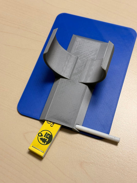 Geocaching Versteck „Fake Hydrantenschild“ – Urbanes Tarnversteck mit Pfostenhalter | Unsichtbar im Stadtbild | CacheWerk - CacheWerk