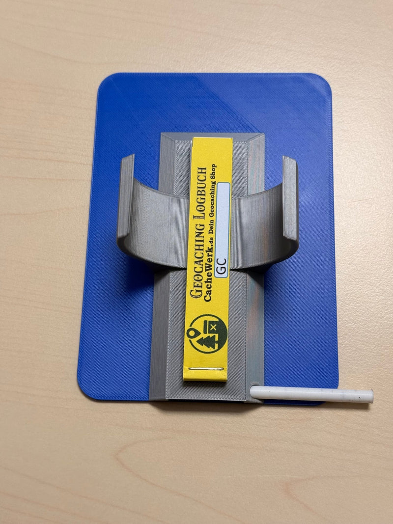 Laden Sie das Bild in Galerie -Viewer, Geocaching Versteck „Fake Hydrantenschild“ – Urbanes Tarnversteck mit Pfostenhalter | Unsichtbar im Stadtbild | CacheWerk - CacheWerk
