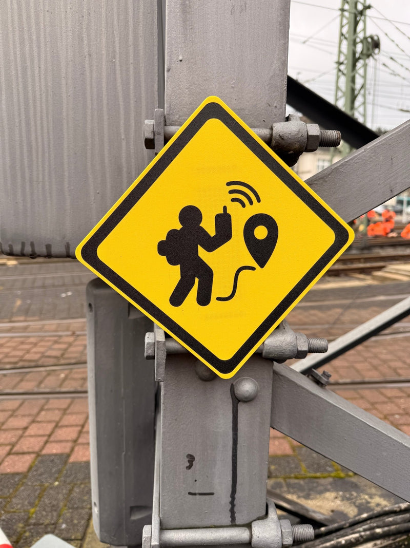 Laden Sie das Bild in Galerie -Viewer, Geocaching Versteck „US - Warning Sign“ – Urbanes Tarn‑Schild mit Kabelbinder‑Befestigung | Optional mit PETling‑Halter | CacheWerk - CacheWerk
