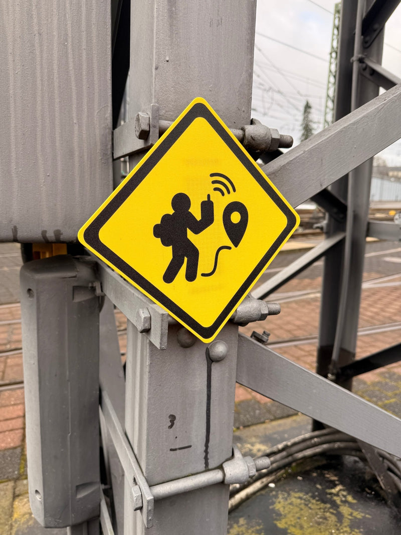 Laden Sie das Bild in Galerie -Viewer, Geocaching Versteck „US - Warning Sign“ – Urbanes Tarn‑Schild mit Kabelbinder‑Befestigung | Optional mit PETling‑Halter | CacheWerk - CacheWerk
