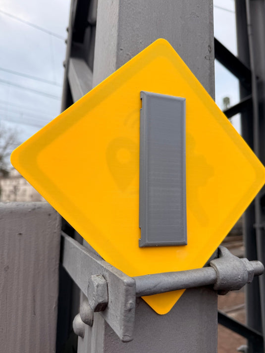 Geocaching Versteck „US - Warning Sign“ – Urbanes Tarn‑Schild mit Kabelbinder‑Befestigung | Optional mit PETling‑Halter | CacheWerk - CacheWerk