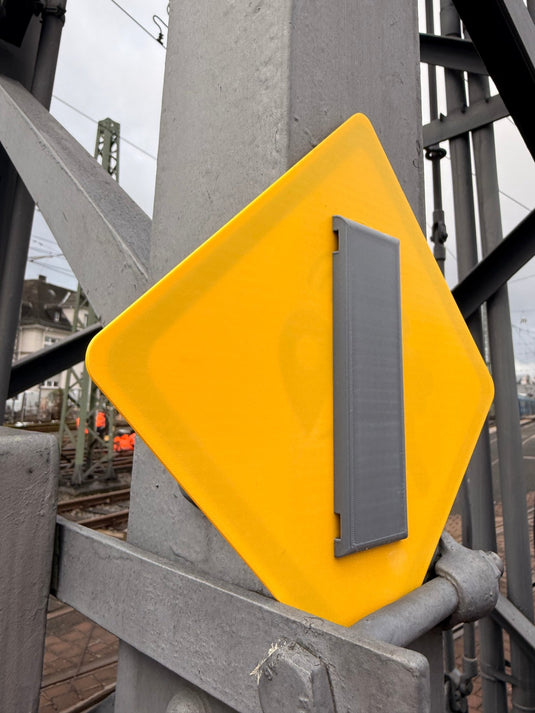Geocaching Versteck „US - Warning Sign“ – Urbanes Tarn‑Schild mit Kabelbinder‑Befestigung | Optional mit PETling‑Halter | CacheWerk - CacheWerk