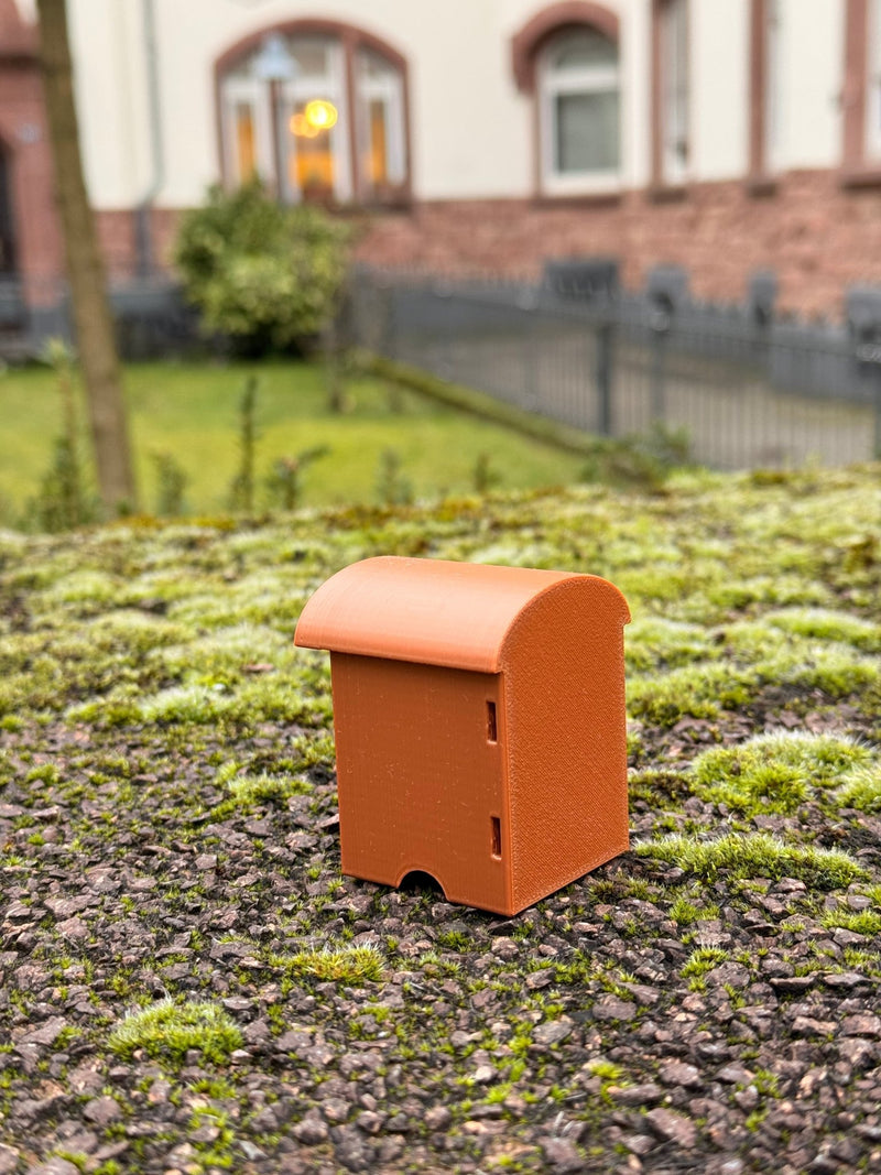 Laden Sie das Bild in Galerie -Viewer, Geocaching Mini - Vogelhaus Versteck – wetterfest, unauffällig, mit Filmdose für trockenes Logbuch - CacheWerk
