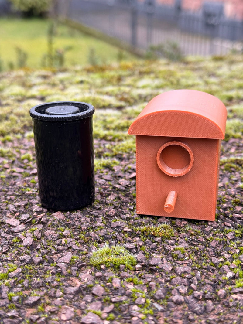 Laden Sie das Bild in Galerie -Viewer, Geocaching Mini - Vogelhaus Versteck – wetterfest, unauffällig, mit Filmdose für trockenes Logbuch - CacheWerk
