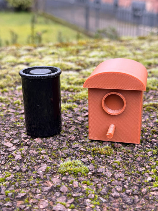 Geocaching Mini - Vogelhaus Versteck – wetterfest, unauffällig, mit Filmdose für trockenes Logbuch - CacheWerk