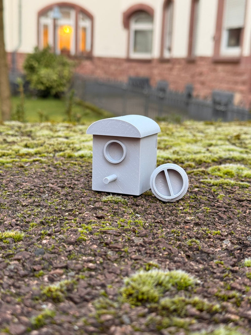 Laden Sie das Bild in Galerie -Viewer, Geocaching Mini - Vogelhaus Versteck – wetterfest, mit Filmdose oder Schraubbehälter - CacheWerk
