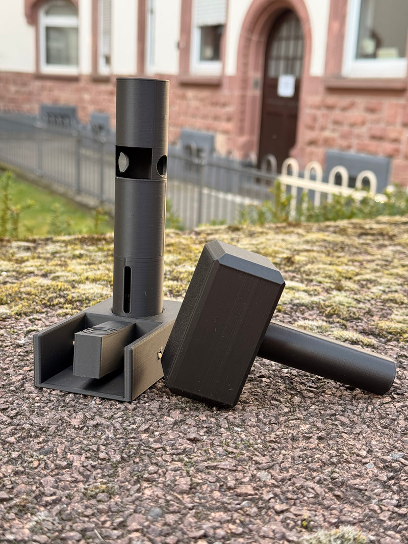 Laden Sie das Bild in Galerie -Viewer, Geocaching Trick‑Versteck – Mini Hau‑den‑Lukas mit verstecktem Logbuch im Hammergriff
