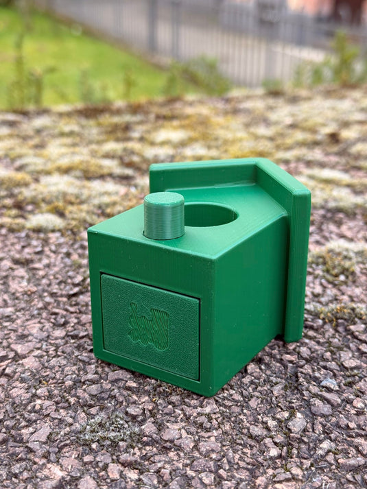 Geocaching Vogelhaus Medium – Geocaching Versteck mit Schraub‑Mechanik by CacheWerk - CacheWerk