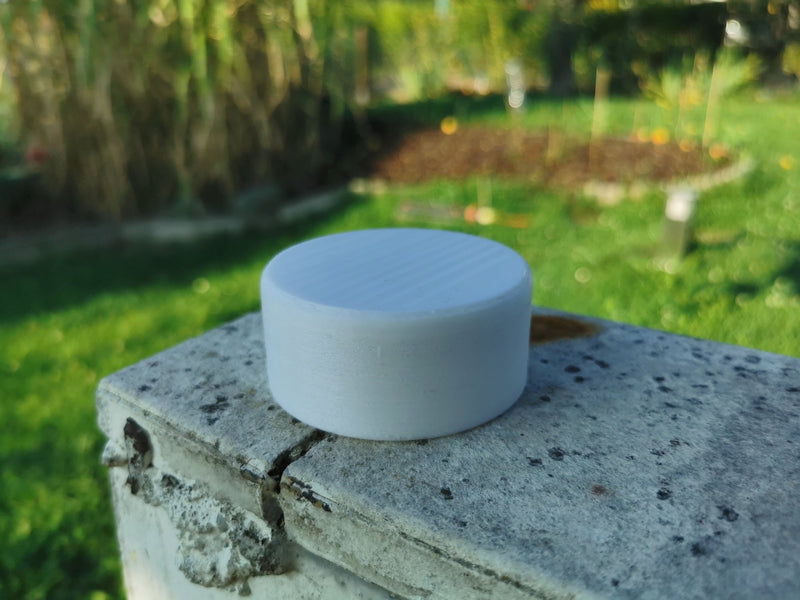 Laden Sie das Bild in Galerie -Viewer, Geocaching Pfostenkappe 60mm – Getarntes Versteck für PETlinge | Wetterfest &amp; unauffällig - CacheWerk
