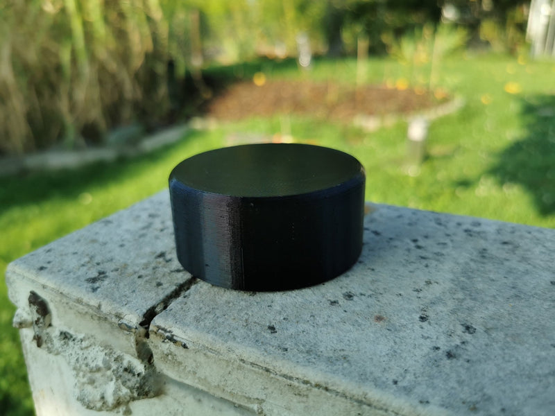 Laden Sie das Bild in Galerie -Viewer, Geocaching Pfostenkappe 60mm – Getarntes Versteck für PETlinge | Wetterfest &amp; unauffällig - CacheWerk
