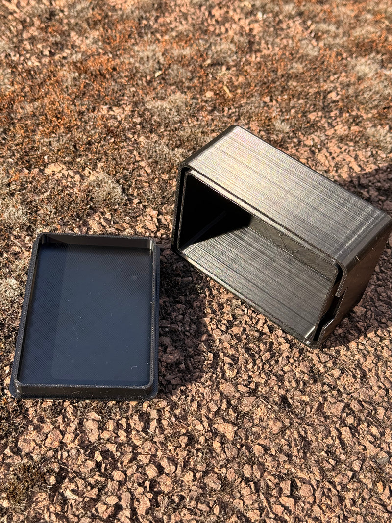 Laden Sie das Bild in Galerie -Viewer, Offene CacheWerk GameBox für Phase 10 mit leerem Innenraum und abgenommenem Deckel in der Innenansicht
