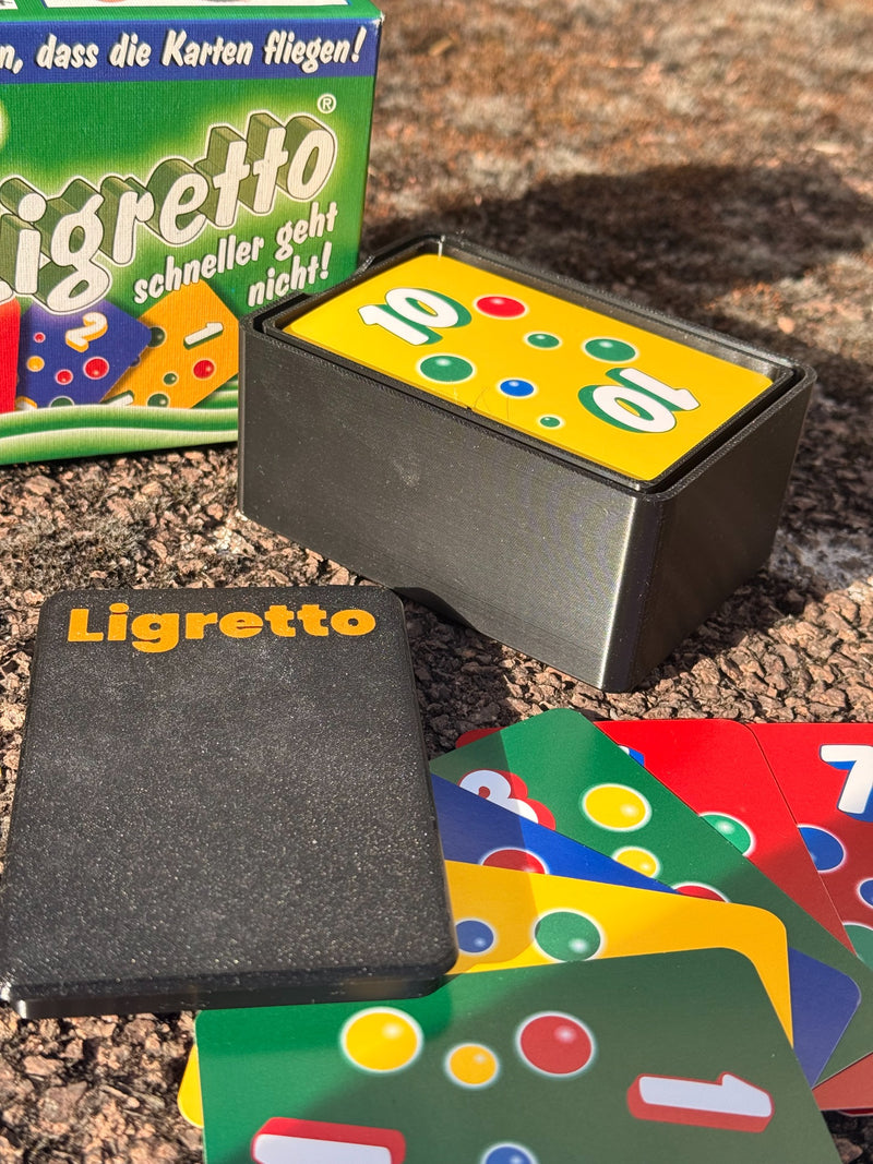 Laden Sie das Bild in Galerie -Viewer, Offene CacheWerk GameBox für Ligretto mit Karten und abgenommenem Deckel – Spielkarten nicht im Lieferumfang enthalten
