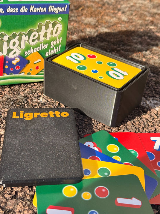 Offene CacheWerk GameBox für Ligretto mit Karten und abgenommenem Deckel – Spielkarten nicht im Lieferumfang enthalten